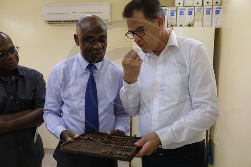 Bundesentwicklungsminister Gerd Mueller, CSU, besucht die Schokoladenfabrik: Cemoi Chocolaterie