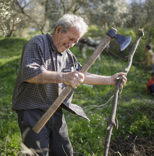 Albanischer Bauer bei der Arbeit