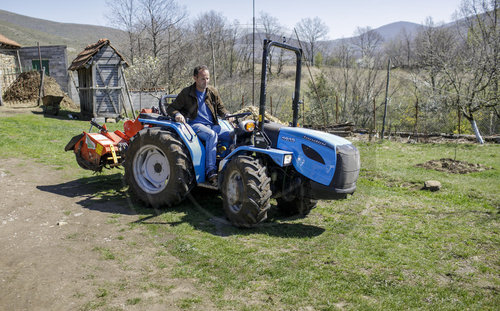 Albanischer Bauer bei der Arbeit