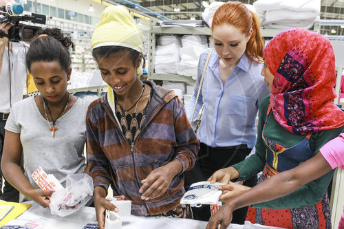 Barbara Meier besucht eine Textilfabrik in Aethiopien
