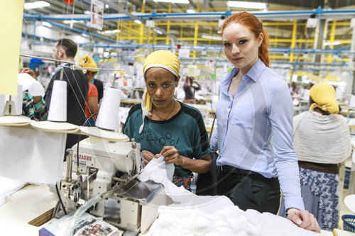 Barbara Meier besucht eine Textilfabrik in Aethiopien