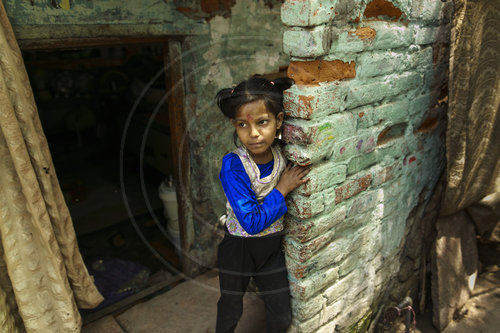 Kleines Maedchen in einem Armenviertel in Indien