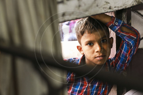 Portrait eines Jungen in einem Armenviertel in Indien
