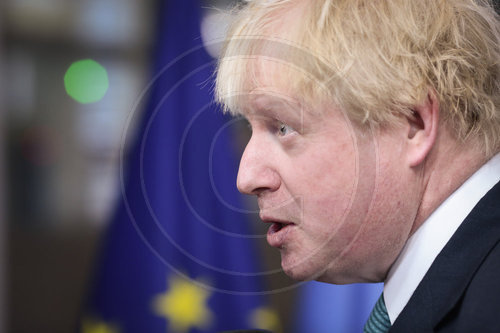 Boris Johnson, Aussenminister des Vereinigten Koenigreichs Grossbritannien und Nordirland mit einer europaeischen Flagge im Hintergrund