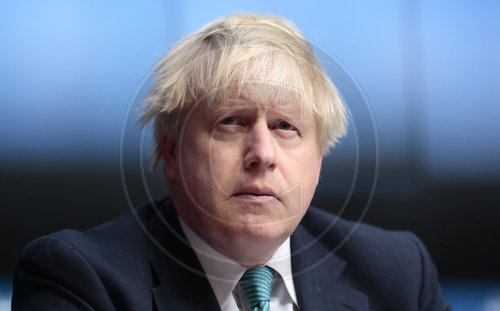 Boris Johnson, Aussenminister des Vereinigten Koenigreichs Grossbritannien und Nordirland mit einer europaeischen Flagge im Hintergrund