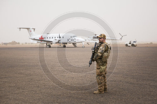 Ein Soldat bewacht einen Flughafen in Mali