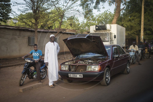 Autopanne an einer Strasse in Mali