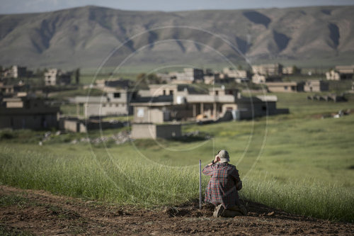 Spaeher beobachtet ein verlassenes Dorf im Irak