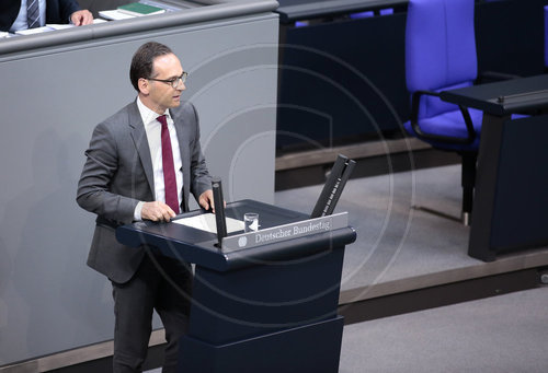 Bundesjustizminister Heiko Maas, SPD, und im Nationalsozialismus verfolgte Homosexuelle im Deutschen Bundestag