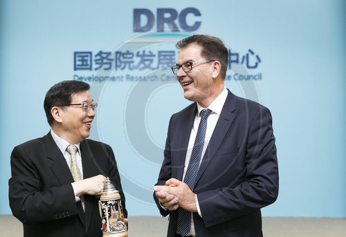 Bundesentwicklungsminister Gerd Mueller, CSU, trifft Li Wei, Praesident des DRC,