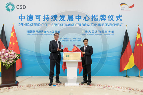 Bundesentwicklungsminister Gerd Mueller, CSU, mit Zhong Shan, Wirtschaftsminister der Volksrepublik China, eroeffnen das Deutsch-Chinesische Zentrum fuer Nachhaltige Entwicklung