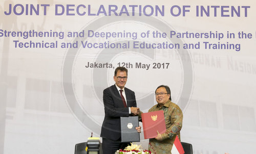 Bundesentwicklungsminister Gerd Mueller, CSU, und Bambang Brodjonegoro, Planungsminister von Indonesien, unterzeichnen ein Berufsbildungsabkommen, Djakarta,