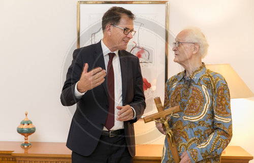 Bundesentwicklungsminister Gerd Mueller, CSU, und Pater Magnis-Suseno