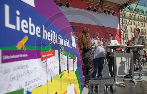 BM Maas beim Aktionstag fuer Sexuelle Vielfalt
