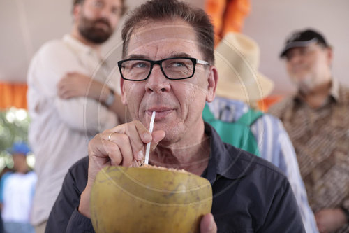 Bundesentwicklungsminister Gerd Mueller, CSU, erfrischt sich mit einer Kokosnuss auf Borneo in Indonesien,