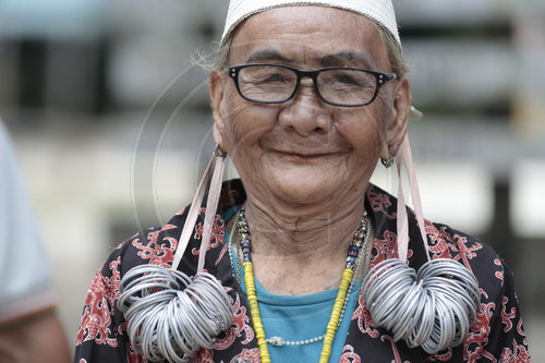 Frau mit traditionellem Kopfschmuck im Dorf Merasa auf Borneo, Indonesien,