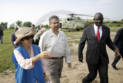 Bundesaussenminister Gabriel besucht ein Fluechtlingscamp in Uganda