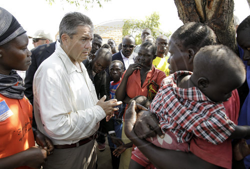 Bundesaussenminister Gabriel besucht ein Fluechtlingscamp in Uganda