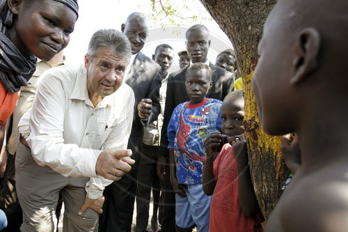 Bundesaussenminister Gabriel besucht ein Fluechtlingscamp in Uganda