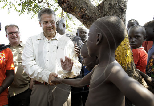 Bundesaussenminister Gabriel besucht ein Fluechtlingscamp in Uganda