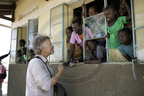 Wolfgang Niedecken besucht das Rhino Refugee Camp Settlement in Uganda