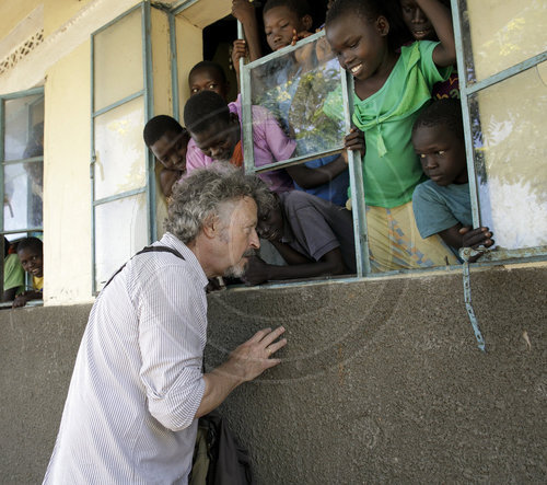Wolfgang Niedecken besucht das Rhino Refugee Camp Settlement in Uganda