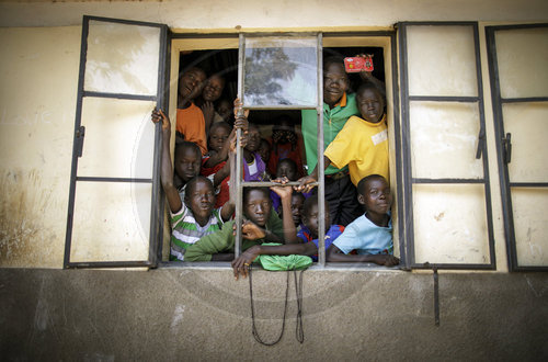 Schulkinder im Rhino Refugee Camp Settlement