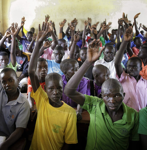 Schulklasse im Rhino Refugee Camp Settlement