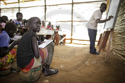Unterricht an einer Schule im Rhino Refugee Camp Settlement
