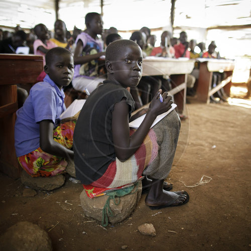Schulkinder im Rhino Refugee Camp Settlement