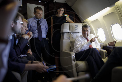 Bundesaussenminister Sigmar Gabriel waehrend eines Pressegespraechs in einem Flugzeug