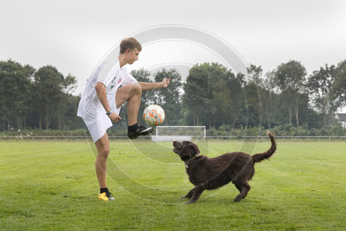 Hund spielt Fussball