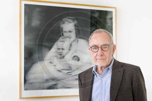 Gerhard Richter in seinem Koelner Atelier vor dem Bild: Tante Marianne