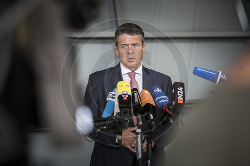 Sigmar Gabriel gibt ein Statement zu Nordkorea