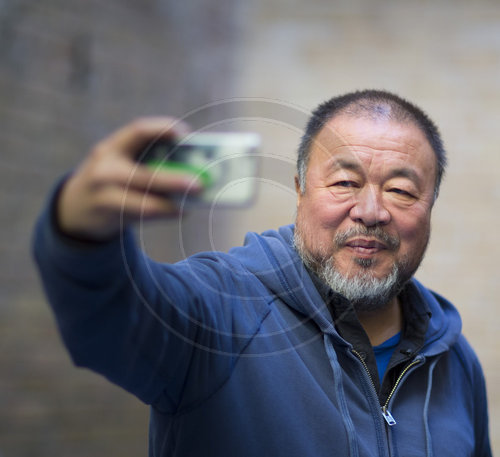 Ai Weiwei, Konzeptkuenstler macht ein Selfie in seinem Atelier
