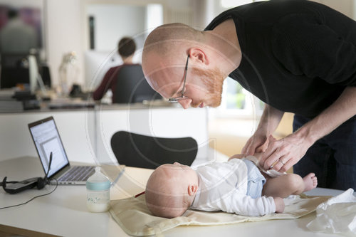 Vater und Baby am Arbeitsplatz