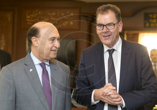 Bundesentwicklungsminister Gerd Mueller, CSU, mit Admiral Mamish, Suez-Kanal-Wirtschaftsbehoerde