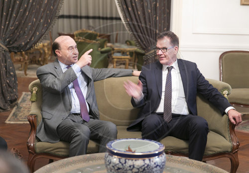Bundesentwicklungsminister Gerd Mueller, CSU, mit Admiral Mamish, Suez-Kanal-Wirtschaftsbehoerde