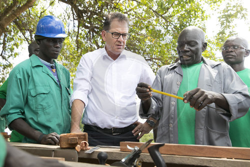 Bundesentwicklungsminister Gerd Mueller, CSU, besucht die Fluechtlingssiedlung Rhino in Uganda