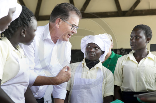 Bundesentwicklungsminister Gerd Mueller, CSU, besucht die Fluechtlingssiedlung Rhino in Uganda