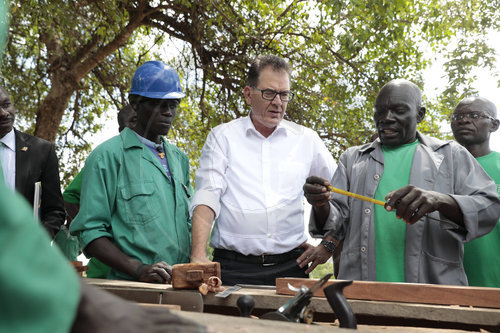 Bundesentwicklungsminister Gerd Mueller, CSU, besucht die Fluechtlingssiedlung Rhino in Uganda