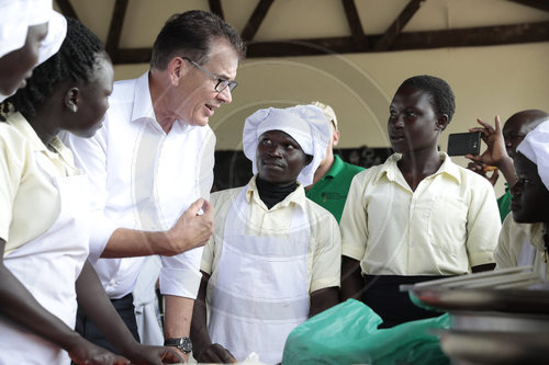 Bundesentwicklungsminister Gerd Mueller, CSU, besucht die Fluechtlingssiedlung Rhino in Uganda, wo junge Menschen ein Catering Unternehmen betreiben