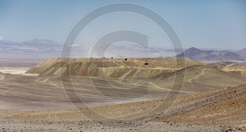 Abraumhalde einer Kupfermine in der Atacama Wueste in Chile