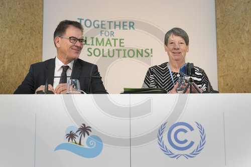 Bundesentwicklungsminister Gerd Mueller, CSU, und Bundesumweltministerin Barbara Hendricks, SPD, bei der Pressekonferenz auf der COP23