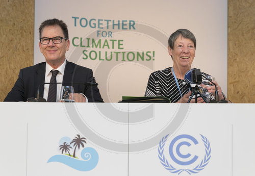 Bundesentwicklungsminister Gerd Mueller, CSU, und Bundesumweltministerin Barbara Hendricks, SPD, bei der Pressekonferenz auf der COP23