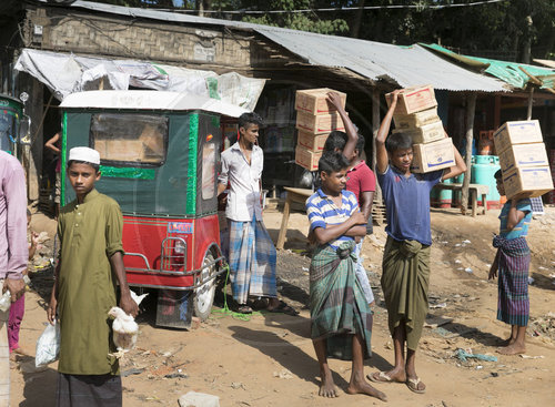 Sigmar Gabriel, SPD, Vizekanzler und Bundesaussenminister besucht das Fluechtlingslager Kutupalong, in dem Rohynga , die aus Myanmar vertrieben wurden, leben,