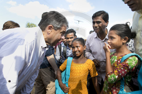 Sigmar Gabriel, SPD, Vizekanzler und Bundesaussenminister besucht das Fluechtlingslager Kutupalong, in dem Rohynga , die aus Myanmar vertrieben wurden, leben,