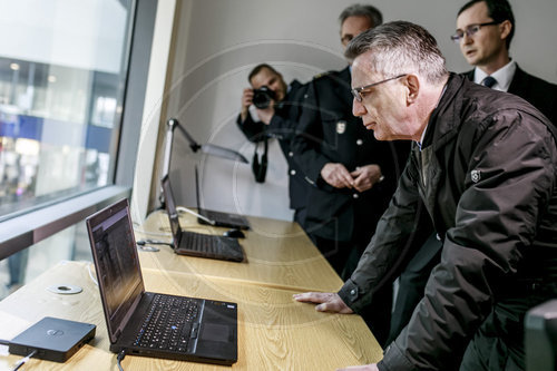 BM de Maiziere besucht Projekt zur automatischen Gesichtserkennung