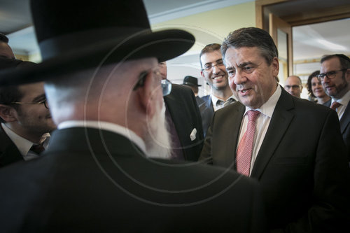 BM Gabriel uebergibt Verdienstorden an Rabbiner Ehrentreu