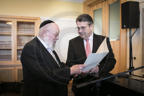 BM Gabriel uebergibt Verdienstorden an Rabbiner Ehrentreu